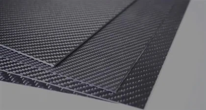 Skateboard z uhlíkových vlákien